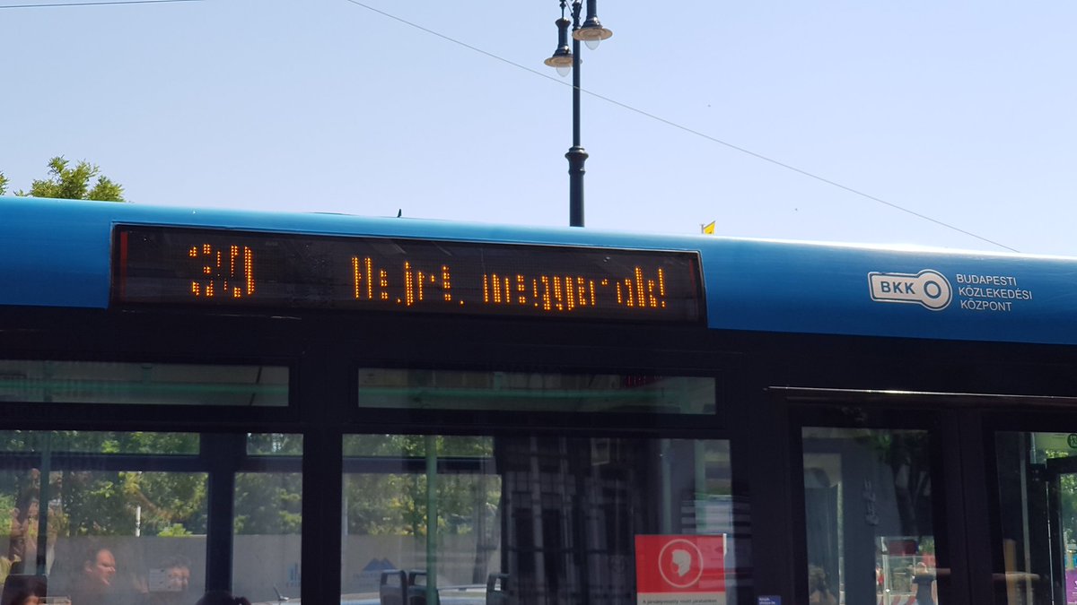 読めないけど、バスの電光掲示板も
'Hajrá Magyarok !' 「がんばれ ハンガリー！」
って表示されてる
#EURO2020