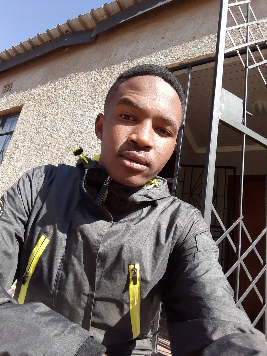 GlamourBoy_SA's tweet photo. It's Saturday😎. N*gga gotta work 🎹🎼🎶 https://t.co/LyVH1wNmJD