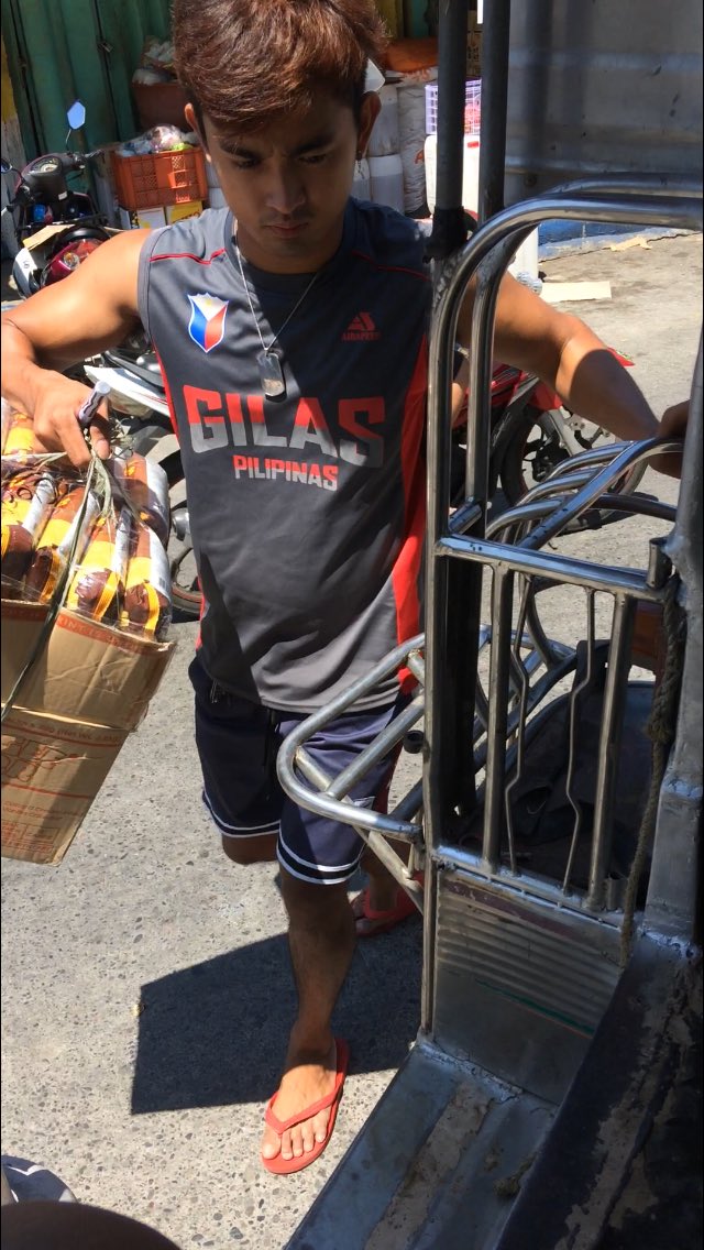 YuDicksonyu08's tweet photo. Matagal ko nang pinapantasya tong bagets na ito. Ang hot nya! Lagi ko syang tinititigan sa tuwing nadadaan ako sa puwesto nila sa palengke. Nahiya lang akong kumausap sa kanya. ☺️😊😊 https://t.co/hGK2ZWSiCB
