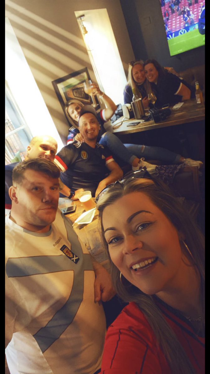 shellsuit25's tweet photo. London 🏴󠁧󠁢󠁳󠁣󠁴󠁿🏴󠁧󠁢󠁳󠁣󠁴󠁿 it’s been amazing great company atmosphere down here has been ace 😬😬so glad we came now to get back on it 🍻🥂🚂❤️ @andy_dunny #Scotland #Euros2021 https://t.co/D8y3mWmlSL