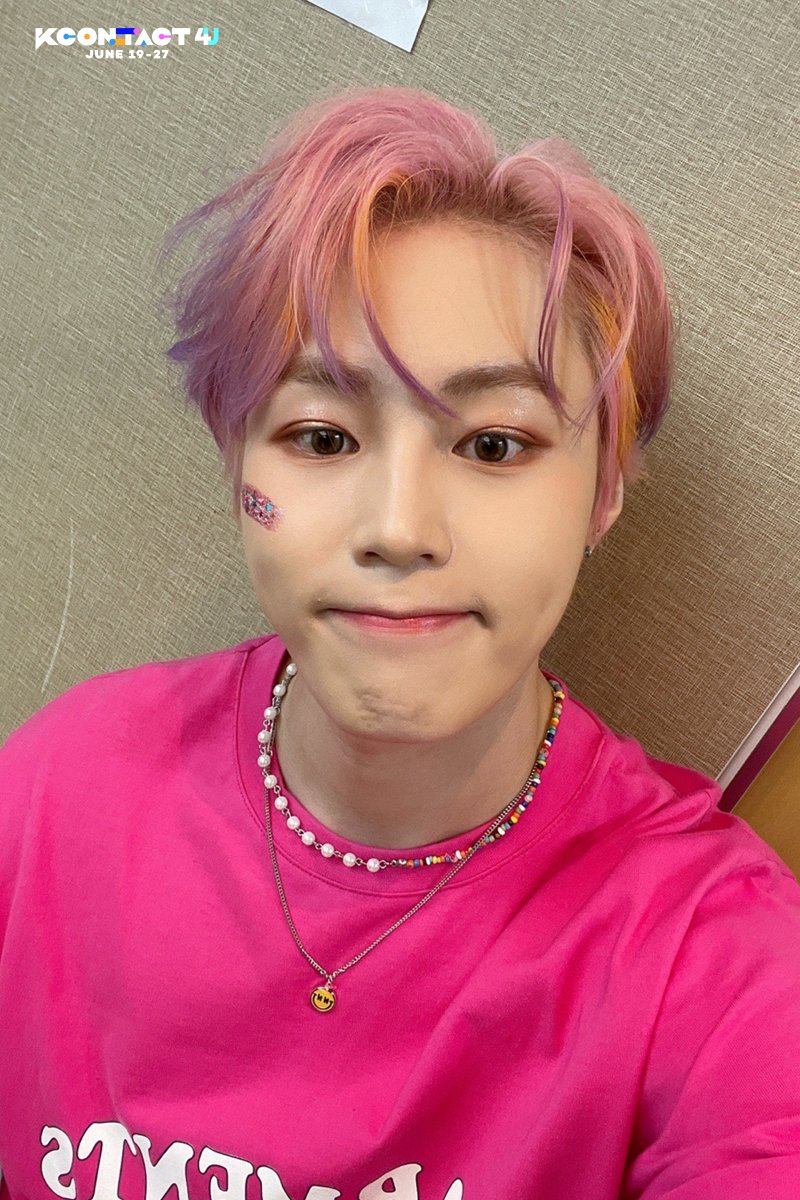 hswdimples's tweet photo. the supremacy of sungwoon in pink https://t.co/fdSKdkHcJt