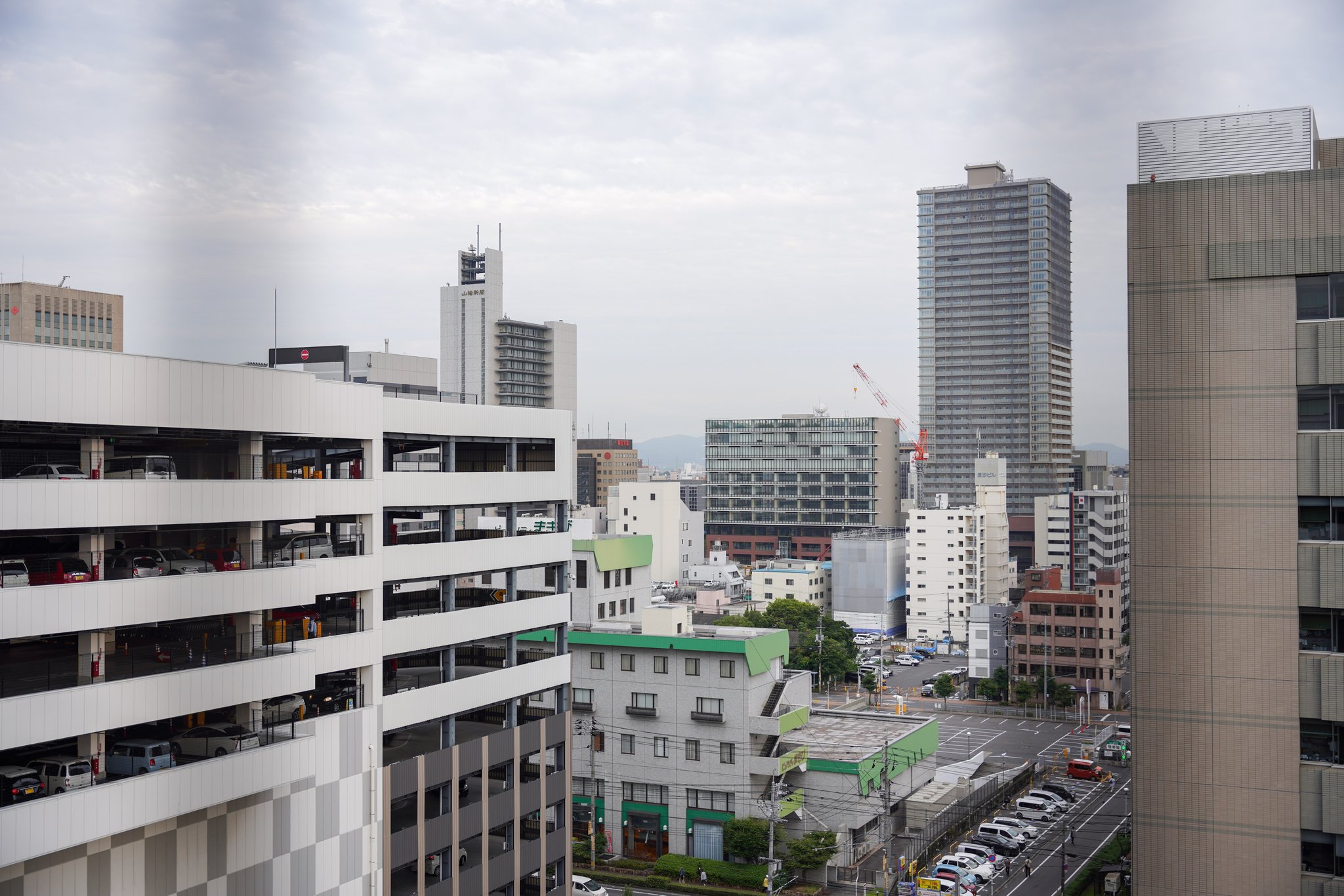 鯉党a アンドビルド広島 イオンモール岡山の駐車場から 1枚目に見える高層ビルは もうすぐ完成する 杜の街グレース のタワーマンション イトーヨーカドー跡地の再開発です 33階建てでかなり目立ちます ダイレクトウィンドウがあるのもいいです