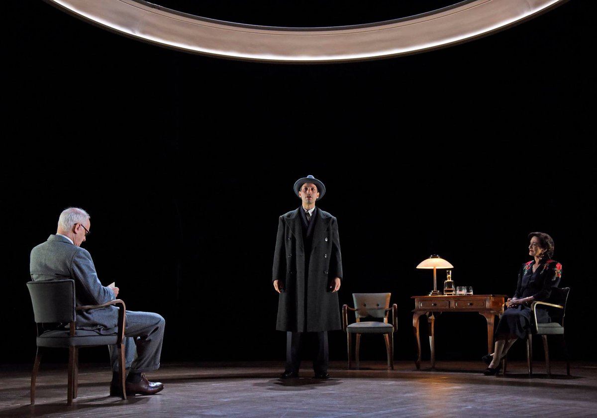 Review: Copenhagen, Theatre Royal Bath ★★★★

'...as complex and juicy as ever, spurring on a whole host of thoughts to be enjoyed after the piece is over, this version is clear-cut, precise...'

READ: asktheushers.wordpress.com/2021/06/19/rev…

📸 Nobby Clark