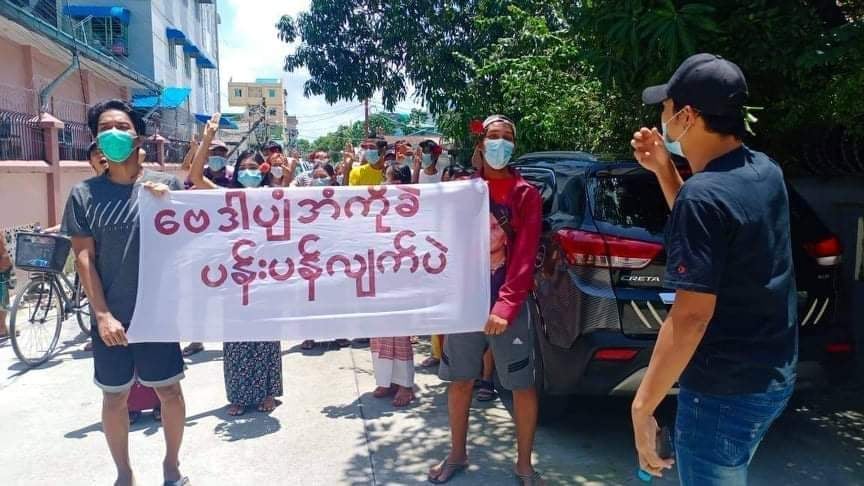 IrrawaddyNews's tweet photo. Holding and wearing flowers, anti-regime protesters in Yangon’s South Okkalapa Township marched to show solidarity with detained State Counselor Daw Aung San Suu Kyi, who turned 76 on Saturday. 

(Photo:CJ) 
#WhatsHappeningInMyanmar https://t.co/52xDpASQ1x