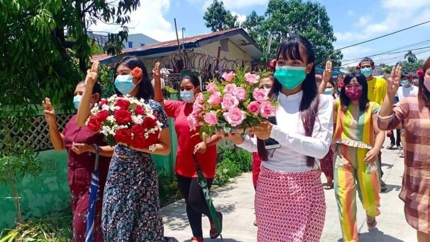 Holding and wearing flowers, anti-regime protesters in Yangon’s South Okkalapa Township marched to show solidarity with detained State Counselor Daw Aung San Suu Kyi, who turned 76 on Saturday. 

(Photo:CJ) 
#WhatsHappeningInMyanmar