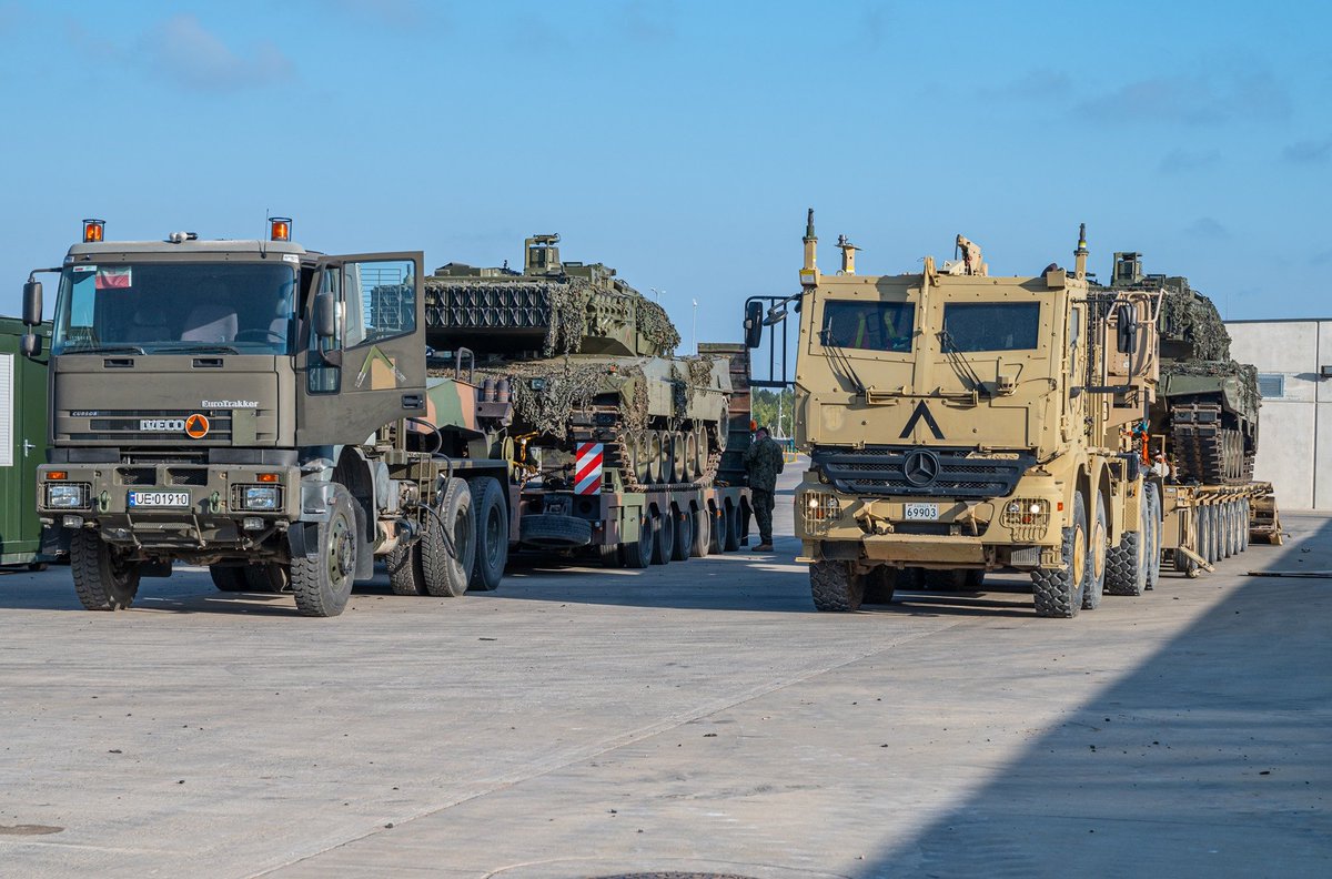 CiroNappi6's tweet photo. A ๐ต๐ฑ๐ช Polish Army IVECO #Eurotrakker tractor, with ๐ฎ๐น๐ช Italian Army Lohr #SMC64 trailer , loads a ๐ช๐ธ๐ชSpanish Army #Leopard2A6E MBT. From๐ฑ๐ปto๐ฑ๐น.
This is #NATO, perfect integration.๐
@Esercito @EjercitoTierra @poland_mod
๐ช๐ธ๐ฎ๐น๐ต๐ฑ
#eEFBGLatvia #WeAreNATO #StrongerTogether #Allies https://t.co/VTApmNIwDQ