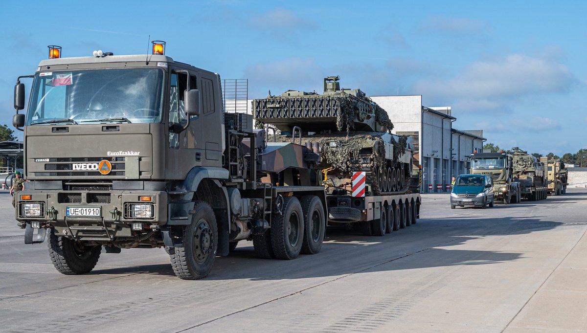 CiroNappi6's tweet photo. A ๐ต๐ฑ๐ช Polish Army IVECO #Eurotrakker tractor, with ๐ฎ๐น๐ช Italian Army Lohr #SMC64 trailer , loads a ๐ช๐ธ๐ชSpanish Army #Leopard2A6E MBT. From๐ฑ๐ปto๐ฑ๐น.
This is #NATO, perfect integration.๐
@Esercito @EjercitoTierra @poland_mod
๐ช๐ธ๐ฎ๐น๐ต๐ฑ
#eEFBGLatvia #WeAreNATO #StrongerTogether #Allies https://t.co/VTApmNIwDQ