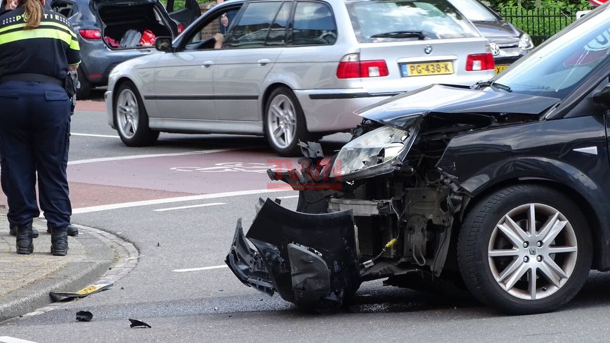 BreakingTwente's tweet photo. Ongeval tussen twee auto’s in Oldenzaal: een persoon aangehouden https://t.co/7KTcLZOHHx https://t.co/pL5MvbLn0T