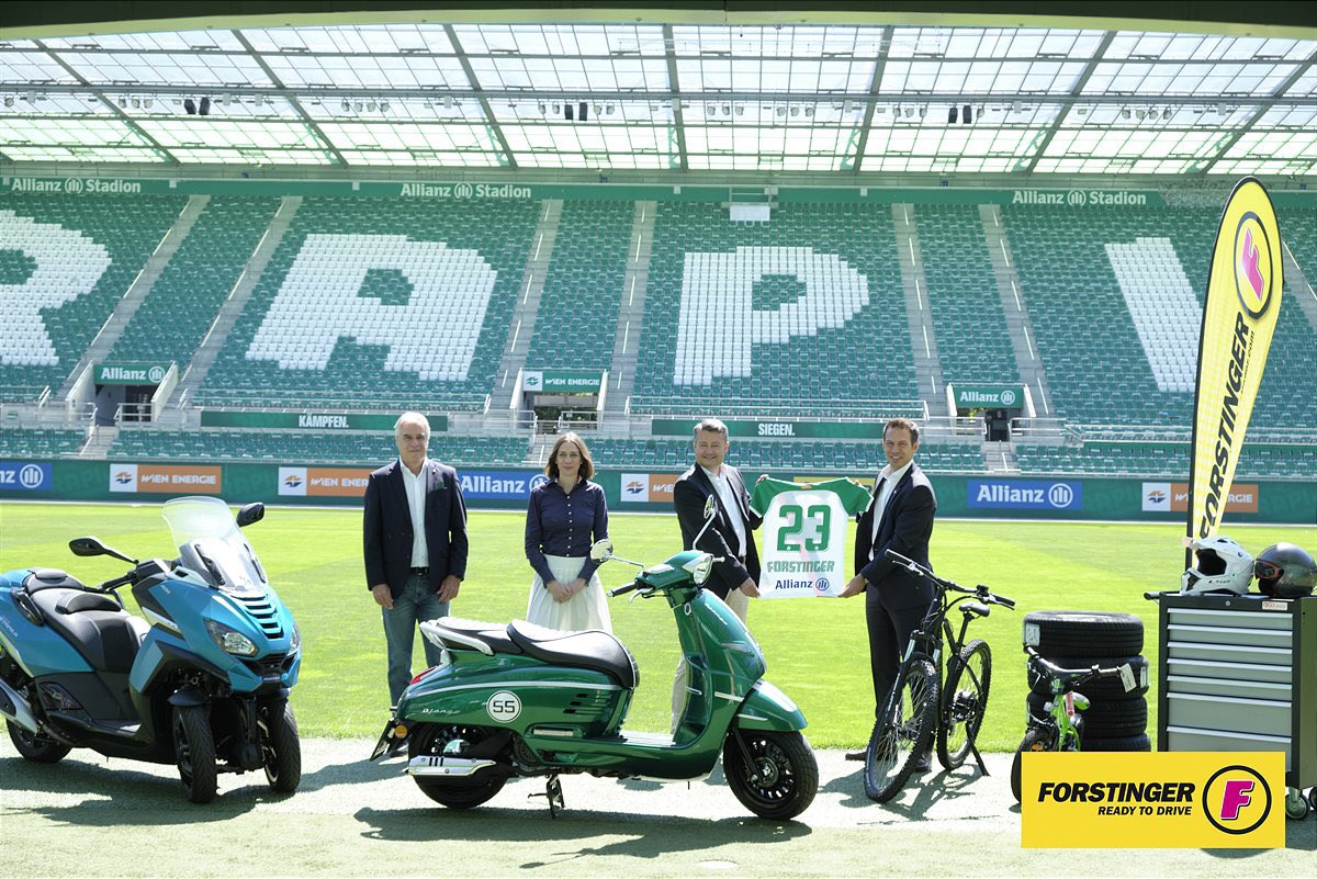 ChPeschek's tweet photo. Wir freuen uns #forstinger als neuen Teampartner beim @skrapid begrüßen zu dürfen! #scr2021 #partnerschaft #mobilität https://t.co/xHe5oLIBmW