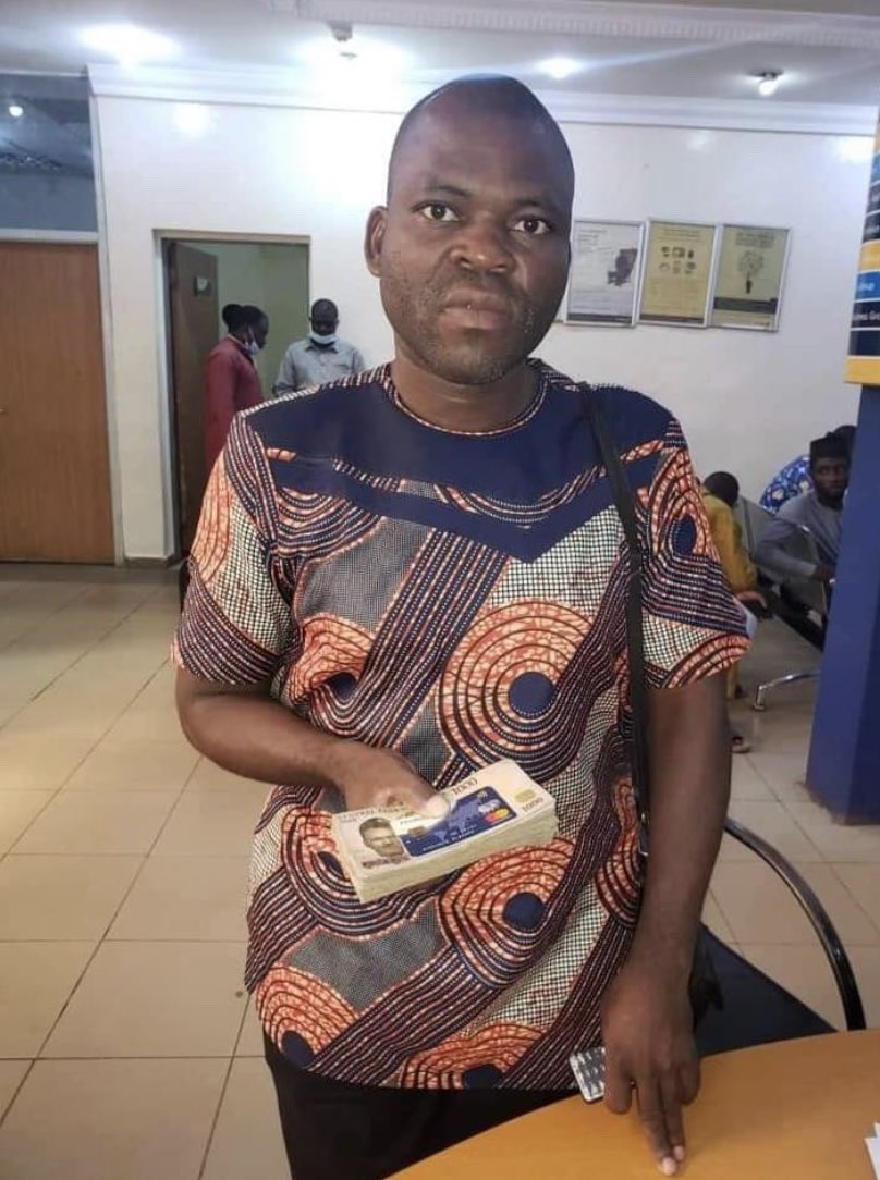 Naija_PR's tweet photo. Man reportedly returns the card and money he found at ATM point to a bank in Sokoto. https://t.co/LZBpKFTv5g