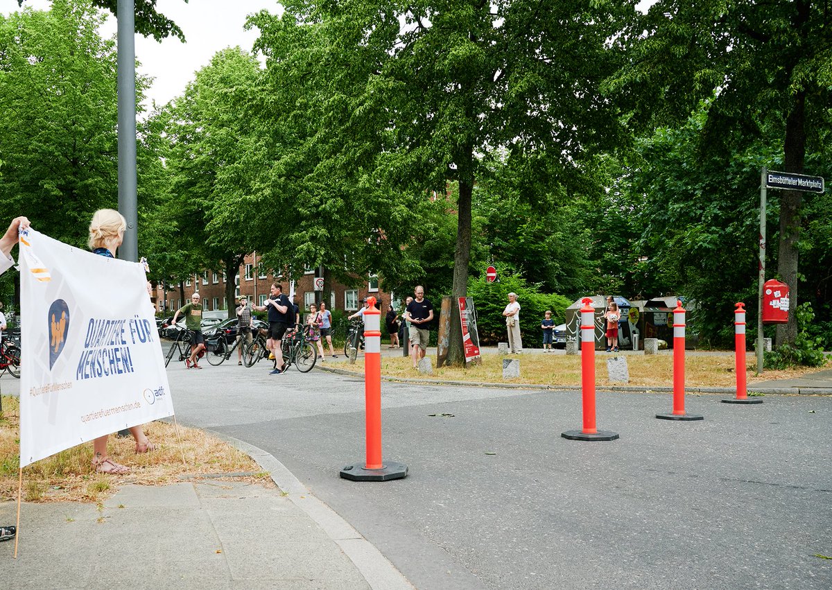 ADFC_Hamburg's tweet image. #Modalfilter für die #Mobilitätswende! Einfach und gut.
Spaziergang „#Eimsbüttel für Menschen“ zeigt es an den Beispielen Eimsbütteler Marktplatz, Osterstraße, Stellinger Weg.
#QuartiereFürMenschen #moinzukunft @fhh_umwelt 
[Fotos: © Kay-Uwe Rosseburg]