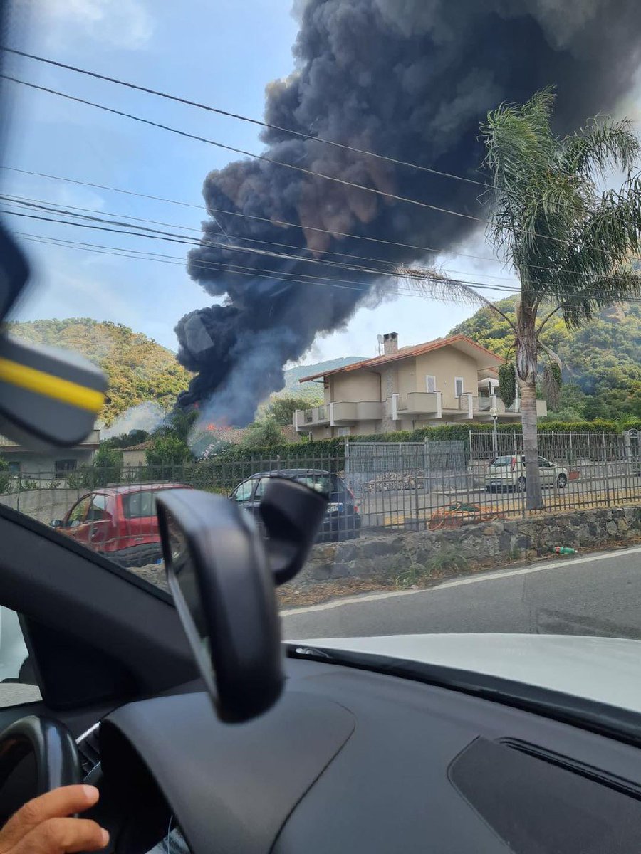 aletreffiletti's tweet photo. #incendio #Sicilia 
#mottacamastra #plastica https://t.co/dlUzfLQejv
