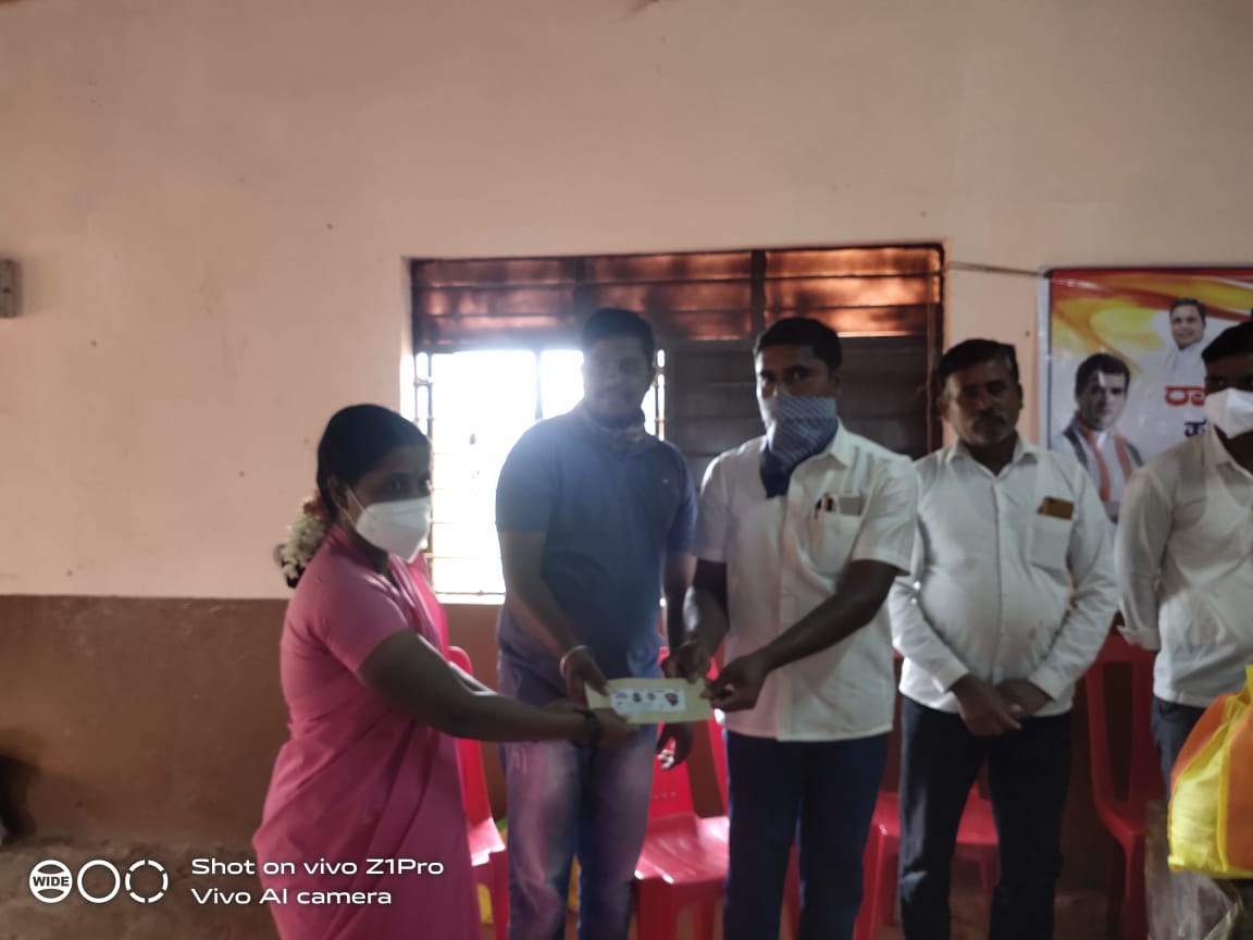 Covid 19 ಸಮಯದಲ್ಲಿ.. ಸಂಕಷ್ಟಕ್ಕೆ ಸಿಲುಕಿದ ನಮ್ಮ ಕ್ಷೌರಿಕ ಬಂದು ಬಾಂಧವರಿಗೆ ಹಾಗೂ ಆಶಾ ಕಾರ್ಯಕರ್ತೆಯ ರಿಗೆ ಬ್ಯಾಹಟ್ಟಿ ಗ್ರಾಮ ದ ಕಾಂಗ್ರೆಸ್ಸ್ ಕಾರ್ಯಕರ್ತರು  ವಿನೋದ್ ಅಸೂಟಿ ಹಾಗೂ ನಮ್ಮ ಬಸನಗೌಡ್ರು ತಿರ್ಲಪೂರ್ ಅವರ ಆದೇಶದ ಮೇರೆಗೆ ಆಹಾರ ಕಿಟ್ ವದಗಿಸಿದರು ಅವರಿಗೆ ತುಂಬು ಹೃದಯದ ಧನ್ಯವಾದಗಳು.💐 <a href="/VAsooti/">Vinod Asooti_official</a>