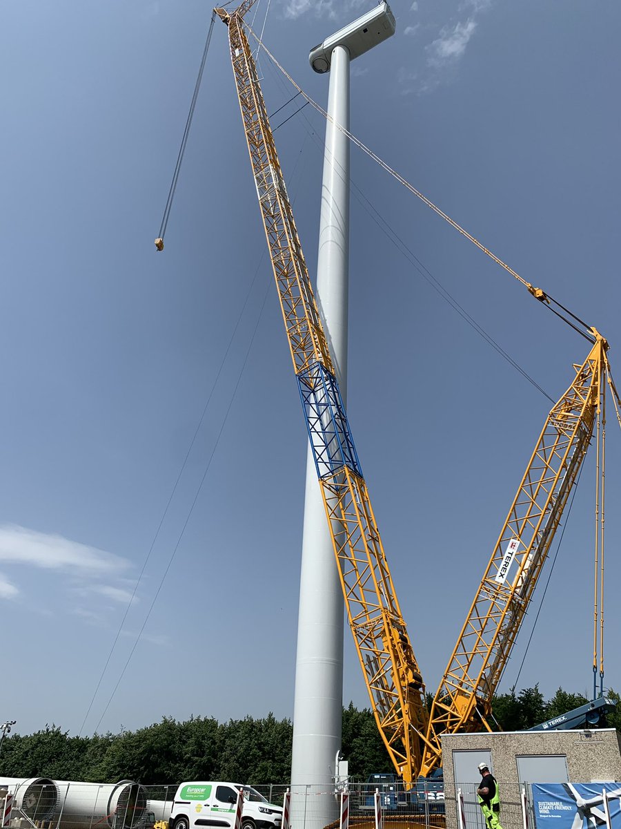 coopBWW's tweet photo. Vandaag worden de 58 meter lange bladen aan onze #coöperatieve #windmolen gemonteerd! https://t.co/ohEGsxSfX4