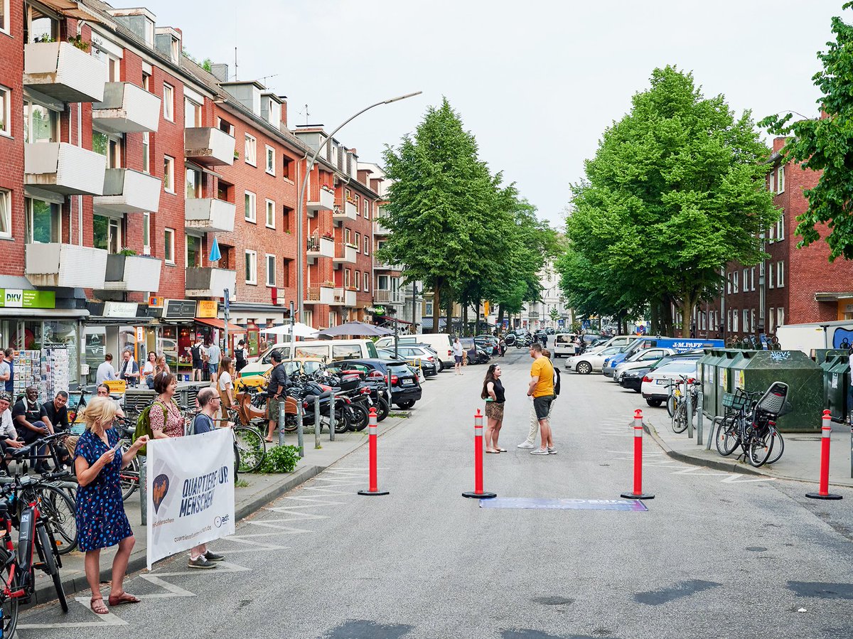 ADFC_Hamburg's tweet image. #Modalfilter für die #Mobilitätswende! Einfach und gut.
Spaziergang „#Eimsbüttel für Menschen“ zeigt es an den Beispielen Eimsbütteler Marktplatz, Osterstraße, Stellinger Weg.
#QuartiereFürMenschen #moinzukunft @fhh_umwelt 
[Fotos: © Kay-Uwe Rosseburg]