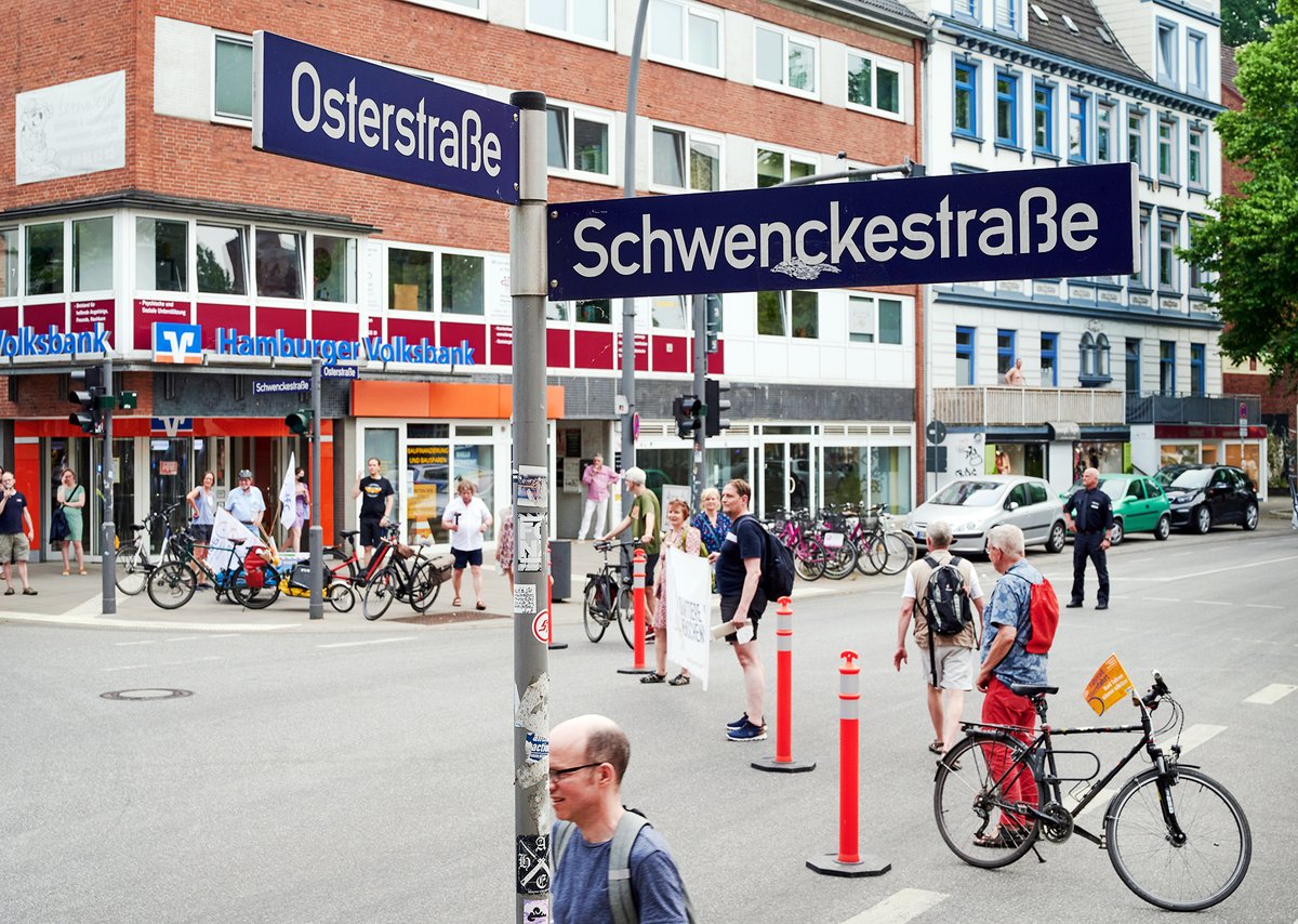 ADFC_Hamburg's tweet image. #Modalfilter für die #Mobilitätswende! Einfach und gut.
Spaziergang „#Eimsbüttel für Menschen“ zeigt es an den Beispielen Eimsbütteler Marktplatz, Osterstraße, Stellinger Weg.
#QuartiereFürMenschen #moinzukunft @fhh_umwelt 
[Fotos: © Kay-Uwe Rosseburg]