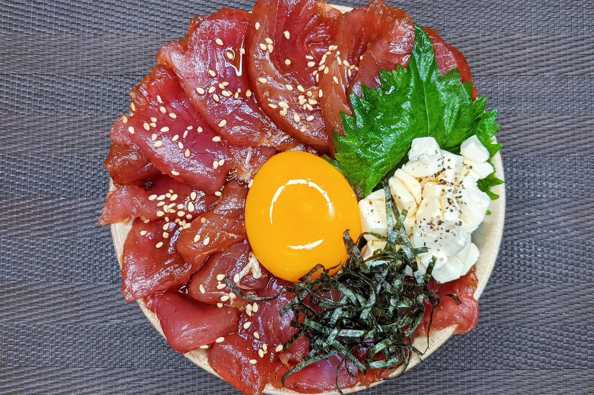 ちょっとした贅沢気分を味わえそう！マグロ&クリームチーズを使用した「漬け丼」レシピ！