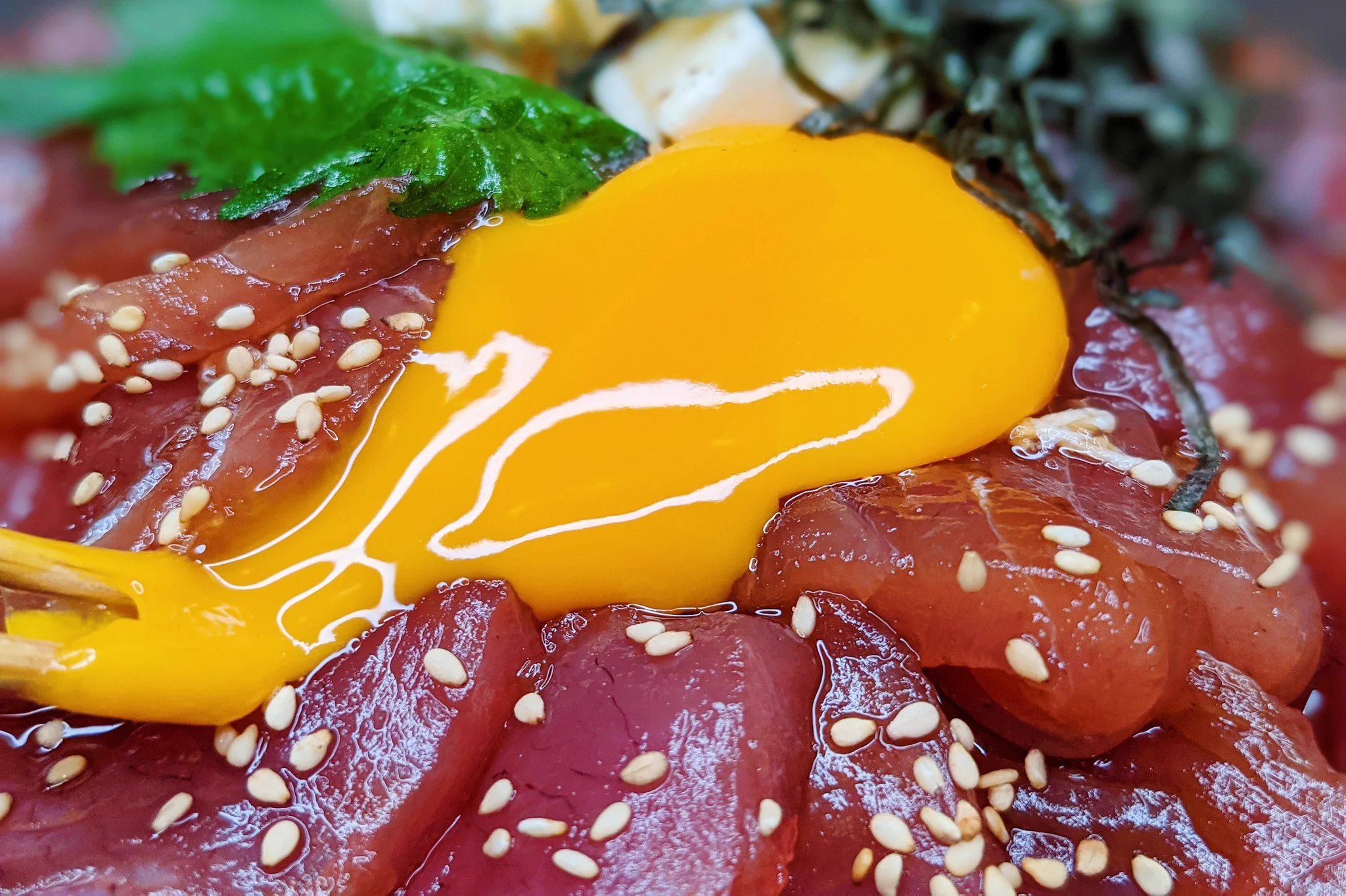ちょっとした贅沢気分を味わえそう！マグロ&クリームチーズを使用した「漬け丼」レシピ！