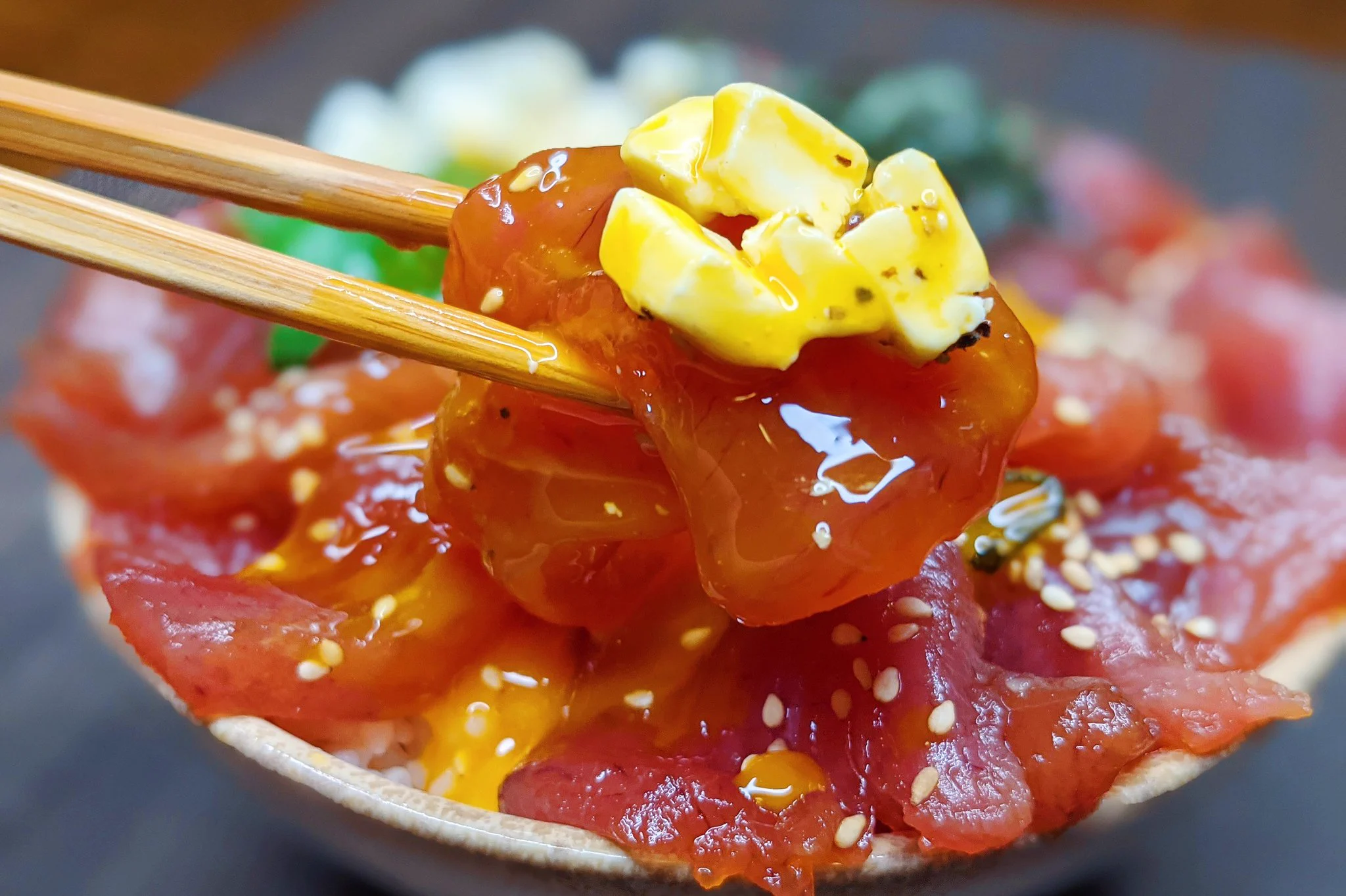ちょっとした贅沢気分を味わえそう！マグロ&クリームチーズを使用した「漬け丼」レシピ！