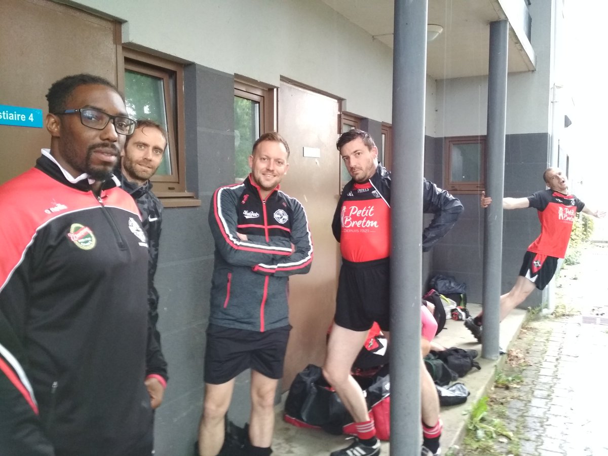 Début du tournoi amical pour notre équipe masculine ! Motivés malgré la pluie !