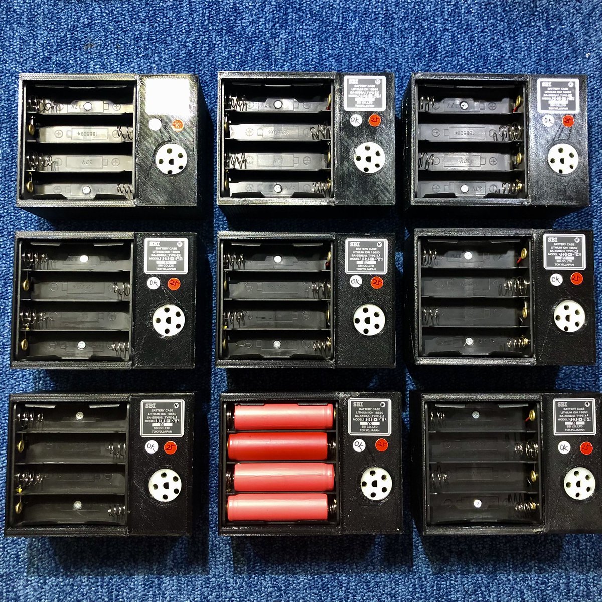 SBI_Corp's tweet photo. 弊社唯一のベストセラー製品であるBA-5598/U型リチウムイオンバッテリーボックス。
最近は海外からの注文が中心です。
しかし注文が来るのはほぼPRC-25対応品。
実物バッテリーの真空管ダメージ問題に起因するのかな?と思いますが、兎にも角にも、海外でも使われているというのはとても嬉しいですね! https://t.co/CbaUQbBmsS