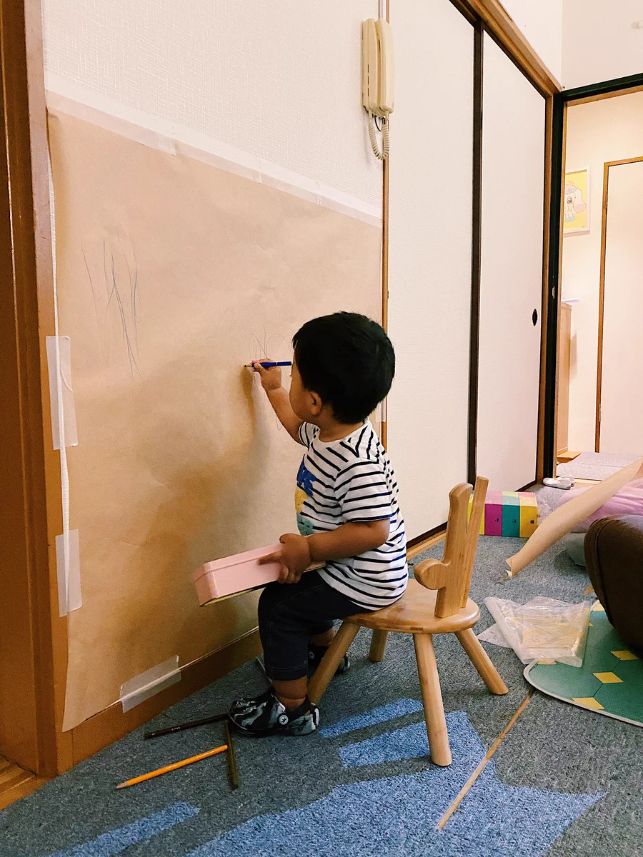 無印の模造紙を壁に貼れば自由に絵が書ける！お子さんのラクガキはセンスを磨く時