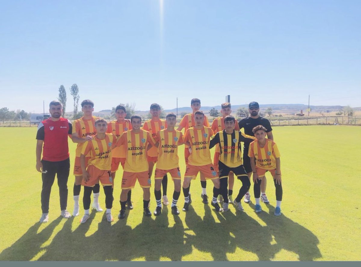 İl müdürlüğümüze bağlı Futbol okulumuzunda katıldığı Nevşehir’de düzenlenen ve 25 takımın katıldığı U-16 Junior Cup Futbol Turnuvasında  3 te 3 yaparak gruptan çıkmayı garantileyen U16 Futbol takımımızı tebrik eder bu akşam oynayacağı karşılaşmada başarılar dilerim. <a href="/ahpehlivan53/">Ali Hamza Pehlivan</a>