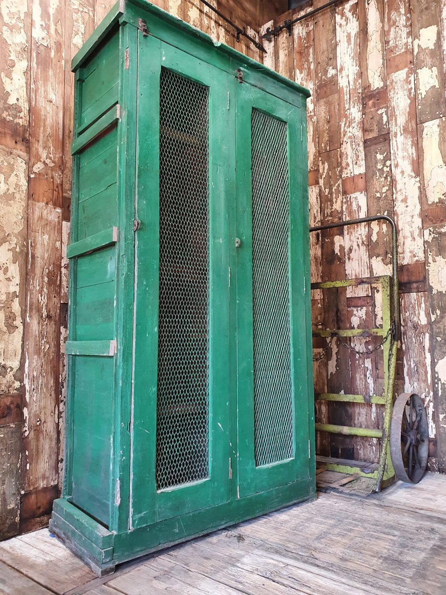 ReginaldBallum's tweet photo. Love the green of this gardeners cupboard - plenty of room for pots and tools!
#gardenstorage #storagesolutions #cupboard #cupboardlove #garden #pottingshed #potting #gardendesign #utilitycupboard #rusticstyle #decorativeantiques #Worthing https://t.co/EyMJmFcqpH