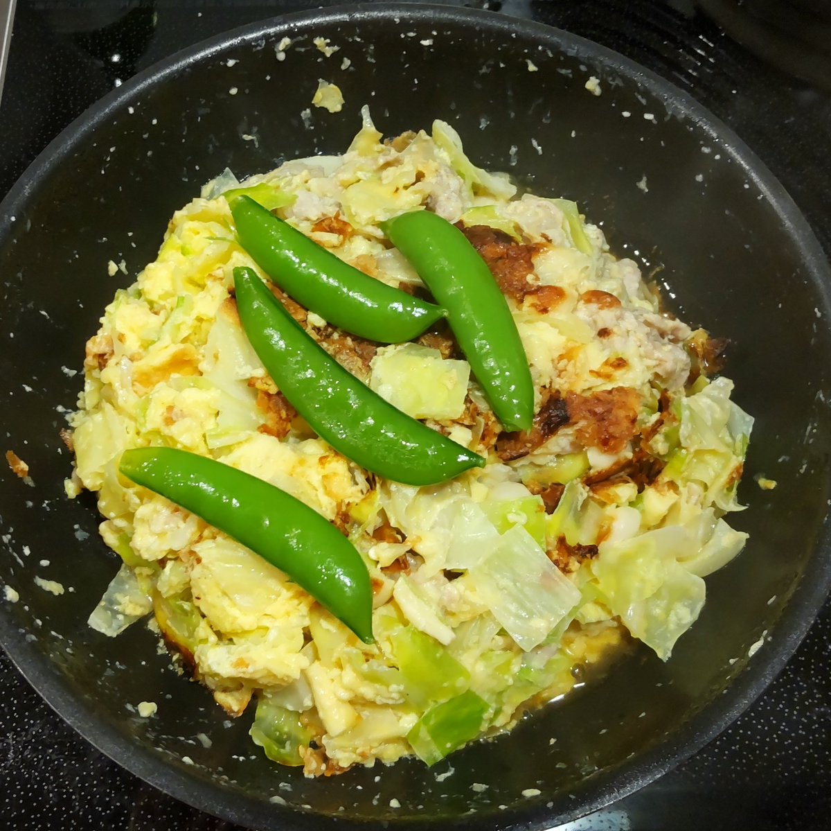 さとみるく キッチンドランカー ᴗ キャベツ大量でひっくり返せないお好み焼きの末路 きたない 笑 スナックエンドウを乗っけてみた ๓ ๓ 先日 ホワイトリカーをロックで飲んだらヤバかったので ジンジャーエール割り ᴗ ジンジャー