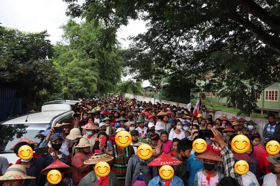 KaungKhantHto10's tweet photo. "Flower Strike'' for the 76th birthday of our leader, Daw Aung San Suu was celebrates by local residents from NantTaw village,#Homalin Tsp today. 

FREEDOM FROM FEAR

#WhatsHappeningInMyanmar #June19Coup #76FlowerStrike https://t.co/khixEpU0ld