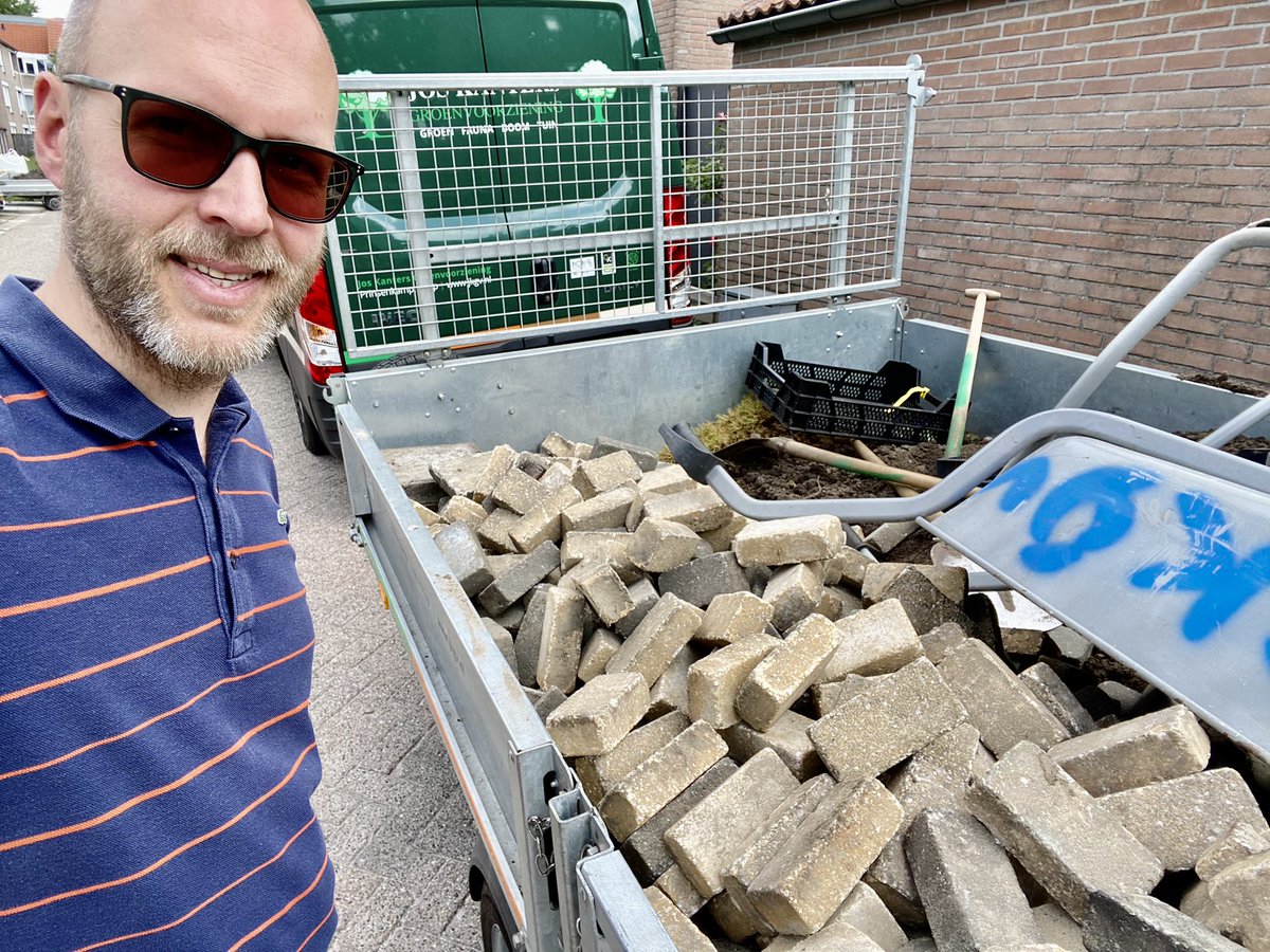 ralffleuren's tweet photo. Klimaatverandering is mensenwerk!
Vandaag hebben we in Helmond in de Annawijk operatie steenbreek gedaan. In gesprek met bewoners over hun wensen om meer groen en minder tegels in de tuin te hebben. Mooie gesprekken en veel vergroening mogen brengen. https://t.co/puk3EzZaLR