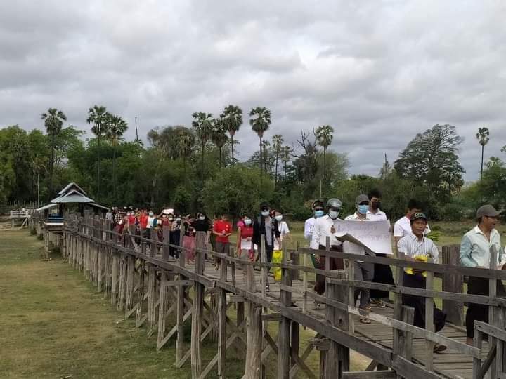 kay_aprilnyein's tweet photo. A Flower Strike was held by villagers in Ma U Ale Village, Yezakyo Township and marched to mark the birthday of our leader Daw Aung San Suu Kyi on the evening of June 19.

FREEDOM FROM FEAR
#76FlowerStrike
#June19Coup
#WhatsHappeningInMyanmar https://t.co/QRD2Nb3CRo