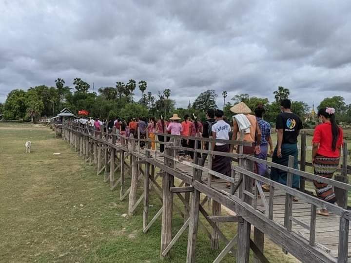 kay_aprilnyein's tweet photo. A Flower Strike was held by villagers in Ma U Ale Village, Yezakyo Township and marched to mark the birthday of our leader Daw Aung San Suu Kyi on the evening of June 19.

FREEDOM FROM FEAR
#76FlowerStrike
#June19Coup
#WhatsHappeningInMyanmar https://t.co/QRD2Nb3CRo
