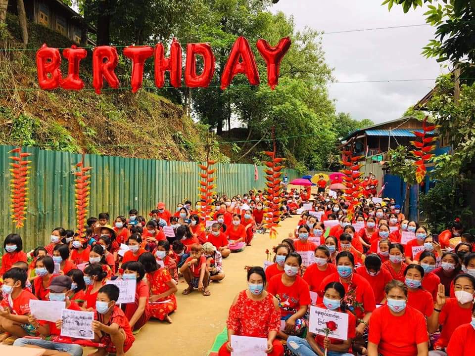 RvlBurma2's tweet photo. #Kachin State, celebrate Aung San Suu Kyi's  76th birthday and against the military dictatorship in #Hpakant today.

FREEDOM FROM FEAR
#76FlowerStrike 
#WhatsHappeningInMyanmar 
#June19Coup https://t.co/VqO2vTVUum