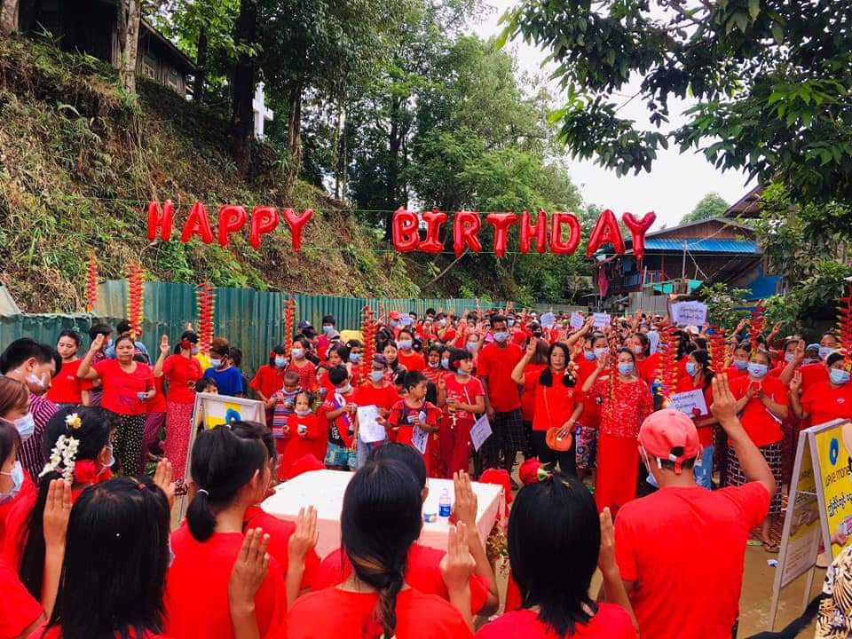 RvlBurma2's tweet photo. #Kachin State, celebrate Aung San Suu Kyi's  76th birthday and against the military dictatorship in #Hpakant today.

FREEDOM FROM FEAR
#76FlowerStrike 
#WhatsHappeningInMyanmar 
#June19Coup https://t.co/VqO2vTVUum