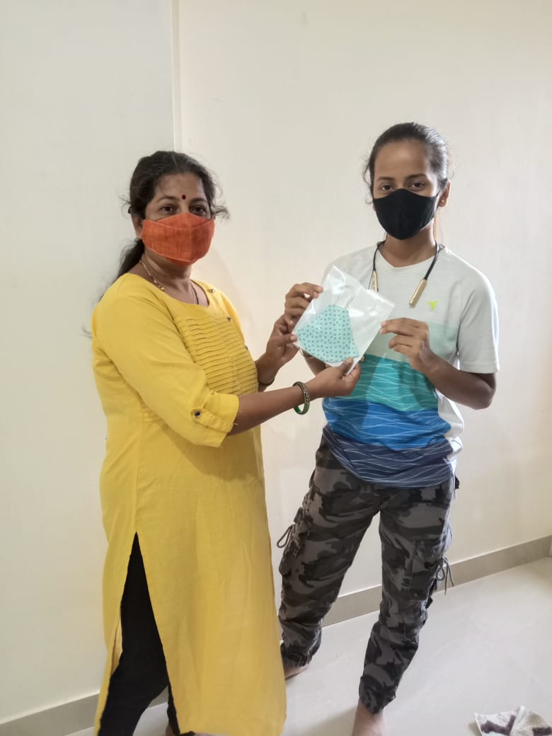 MumbaiPMC's tweet photo. Mahila Congress Block Presidents of 87,96,161 Shakila Shaikh, Shahida Shaikh, Dhamayanti Thakkar along with North Central District President Priyatma Sawant distributed masks in Bandra East to observe the Birthday of Shri @RahulGandhi ji.
#FightingCOVID #HappyBirthdayRahulGandhi https://t.co/MWah8xosix