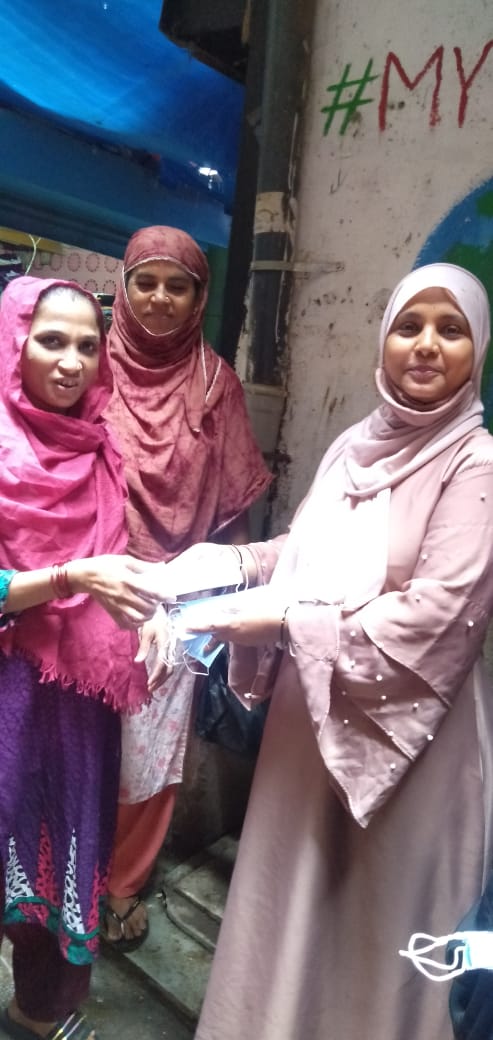 MumbaiPMC's tweet photo. Mahila Congress Block Presidents of 87,96,161 Shakila Shaikh, Shahida Shaikh, Dhamayanti Thakkar along with North Central District President Priyatma Sawant distributed masks in Bandra East to observe the Birthday of Shri @RahulGandhi ji.
#FightingCOVID #HappyBirthdayRahulGandhi https://t.co/MWah8xosix