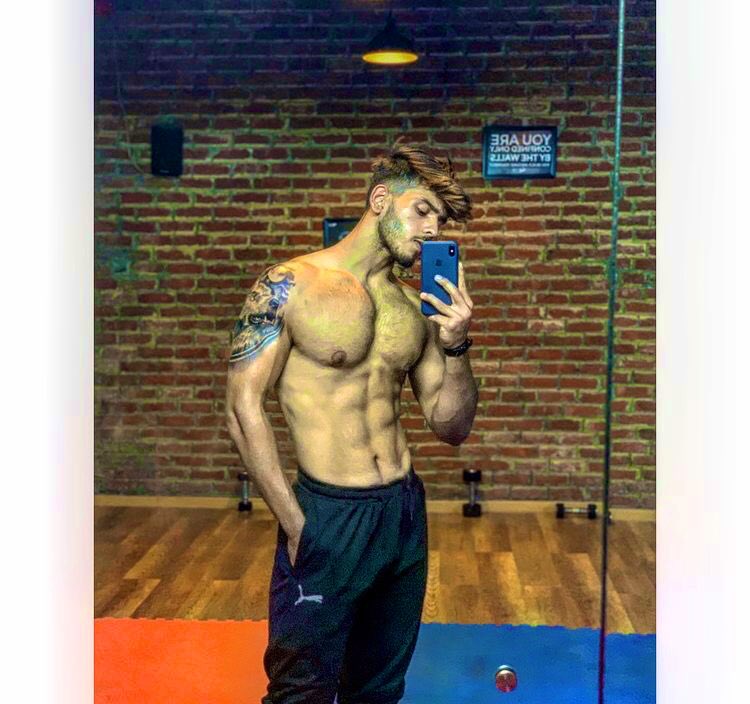 VyorushiF's tweet photo. He is hot 🥵 #hotee https://t.co/1O7uyayXva