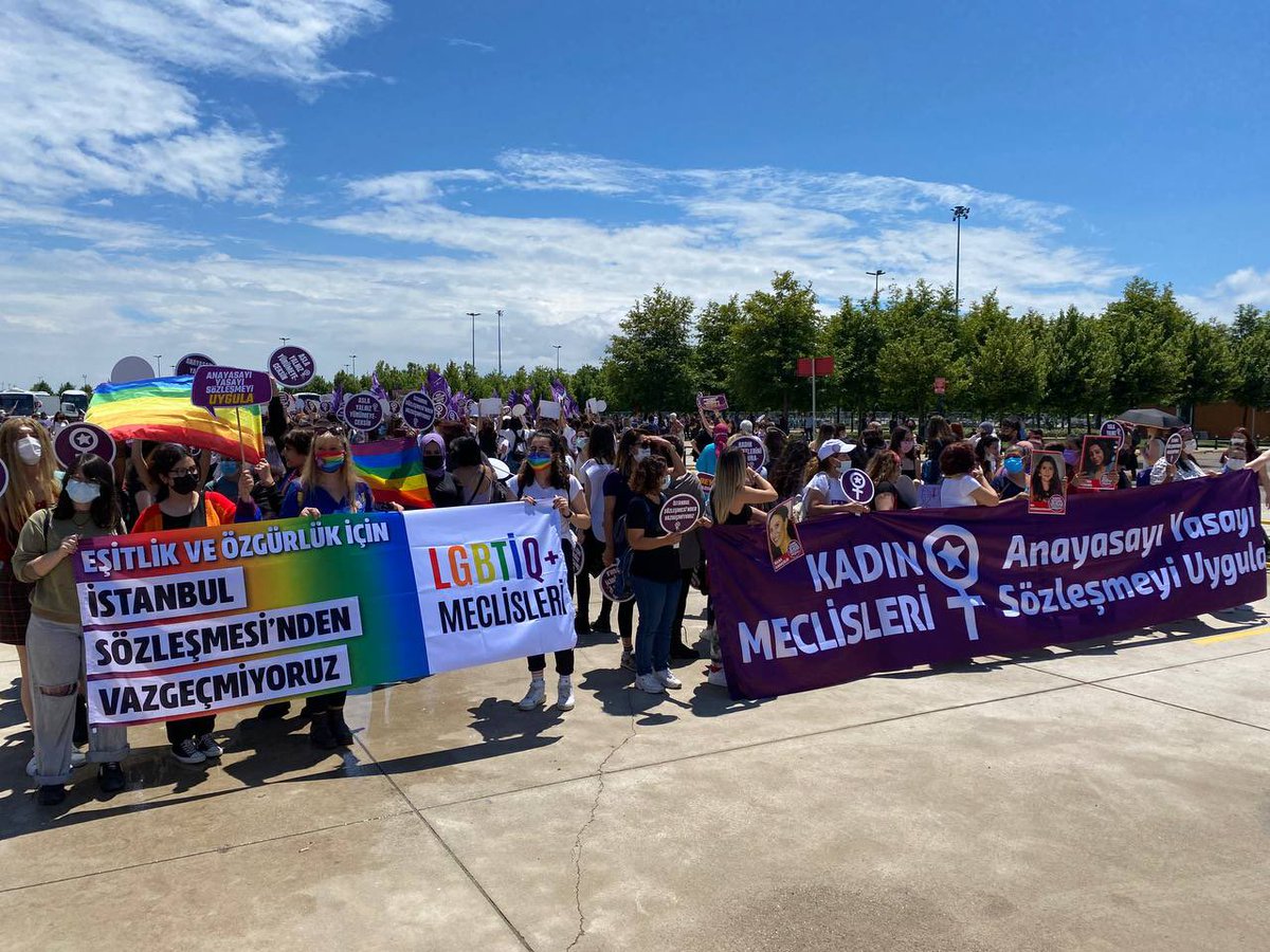 LGBTiQMeclisi's tweet photo. Maltepe'deyiz!

İstanbul Sözleşmesi'nden vazgeçmiyoruz, heteronormativiteye ve ikili cinsiyet sistemine karşı yürüyoruz🏳️‍🌈✊🏼 https://t.co/PZL0b4MJdX