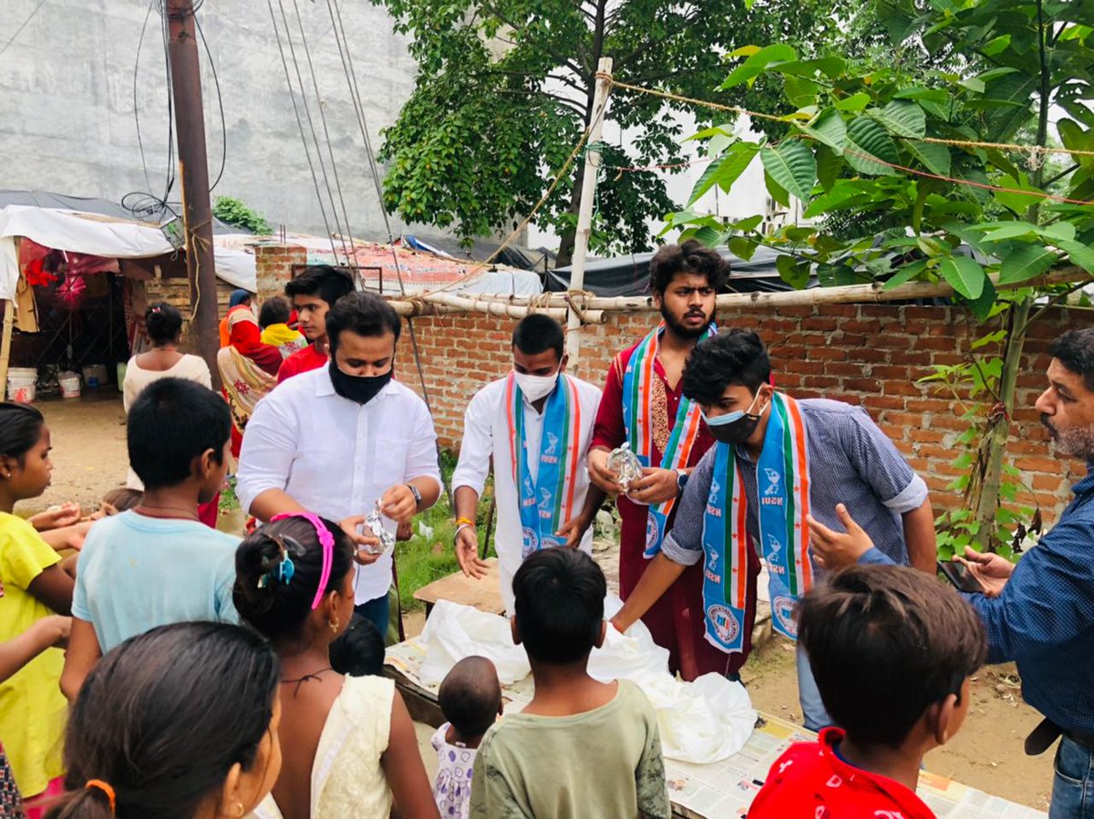 Pranavpandey95's tweet photo. जन नेता आदरणीय श्री @RahulGandhi जी के जन्मदिवस के अवसर पर आज लखनऊ की मलिन बस्तियों में गरीबों-जरूरतमंदों को भोजन वितरित किया गया।

राहुल जी के जन्मदिवस को सेवा दिवस के रूप में मनाया।
#RahulGandhi #HappyBirthdayRahulGandhi https://t.co/vhyPOOHAgN