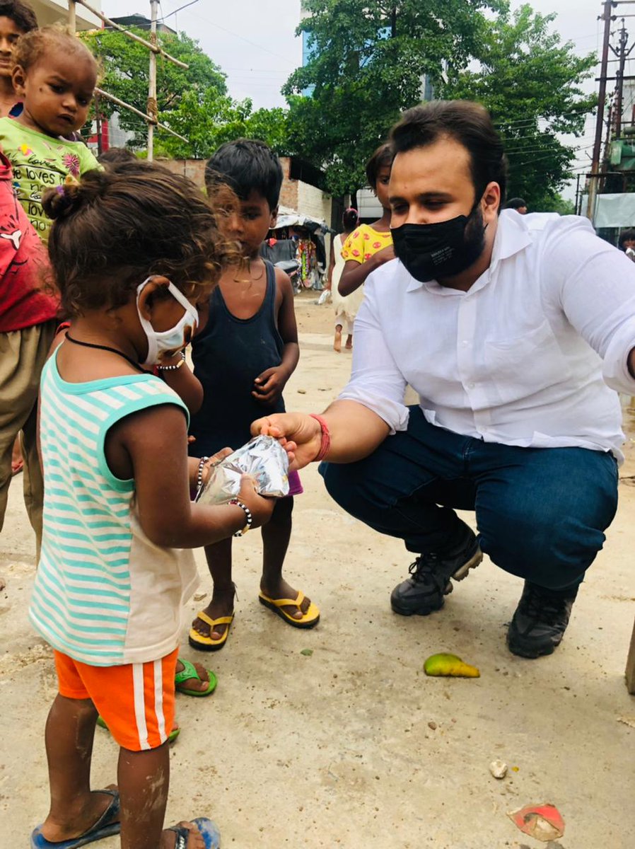 Pranavpandey95's tweet photo. जन नेता आदरणीय श्री @RahulGandhi जी के जन्मदिवस के अवसर पर आज लखनऊ की मलिन बस्तियों में गरीबों-जरूरतमंदों को भोजन वितरित किया गया।

राहुल जी के जन्मदिवस को सेवा दिवस के रूप में मनाया।
#RahulGandhi #HappyBirthdayRahulGandhi https://t.co/vhyPOOHAgN