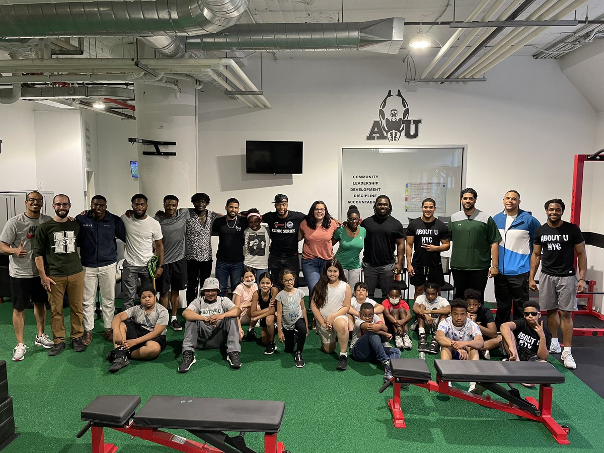 HarlemJetsLax's tweet photo. Family. Thank you to @USA_Lacrosse for combining such powerful forces of inspiration, knowledge, & empathy for teaching children life lessons thru the sport of 🥍. #juneteenthlax @AboutUOutreach @Harlem__Jets @OfficialSlugo @officiallaxgirl @Patlittt Courtney Oscar Rick Donovan! https://t.co/LlxiUrldnE