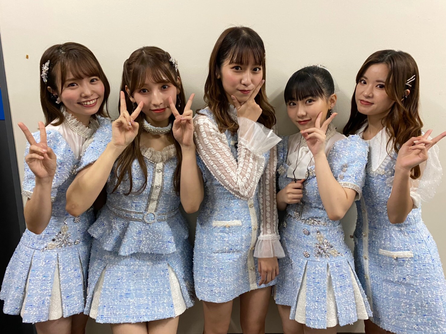 HKT48【宮脇咲良】メロンジュース★生写真★ブロマイド★2点セット メロンジュース」ビデオクリップ撮影での宮脇咲良と朝長美桜。(c