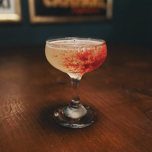A 𝙘𝙝𝙚𝙚𝙠𝙮 tipple! 🍸 
<a href="/Tippling_House/">The Tippling House</a> is the 𝙥𝙚𝙧𝙛𝙚𝙘𝙩 spot to enjoy a cocktail this Saturday - their Champagne bottomless brunch is back on too! 😍 🙌 
#Saturday #Aberdeen #Drinks #Weekend