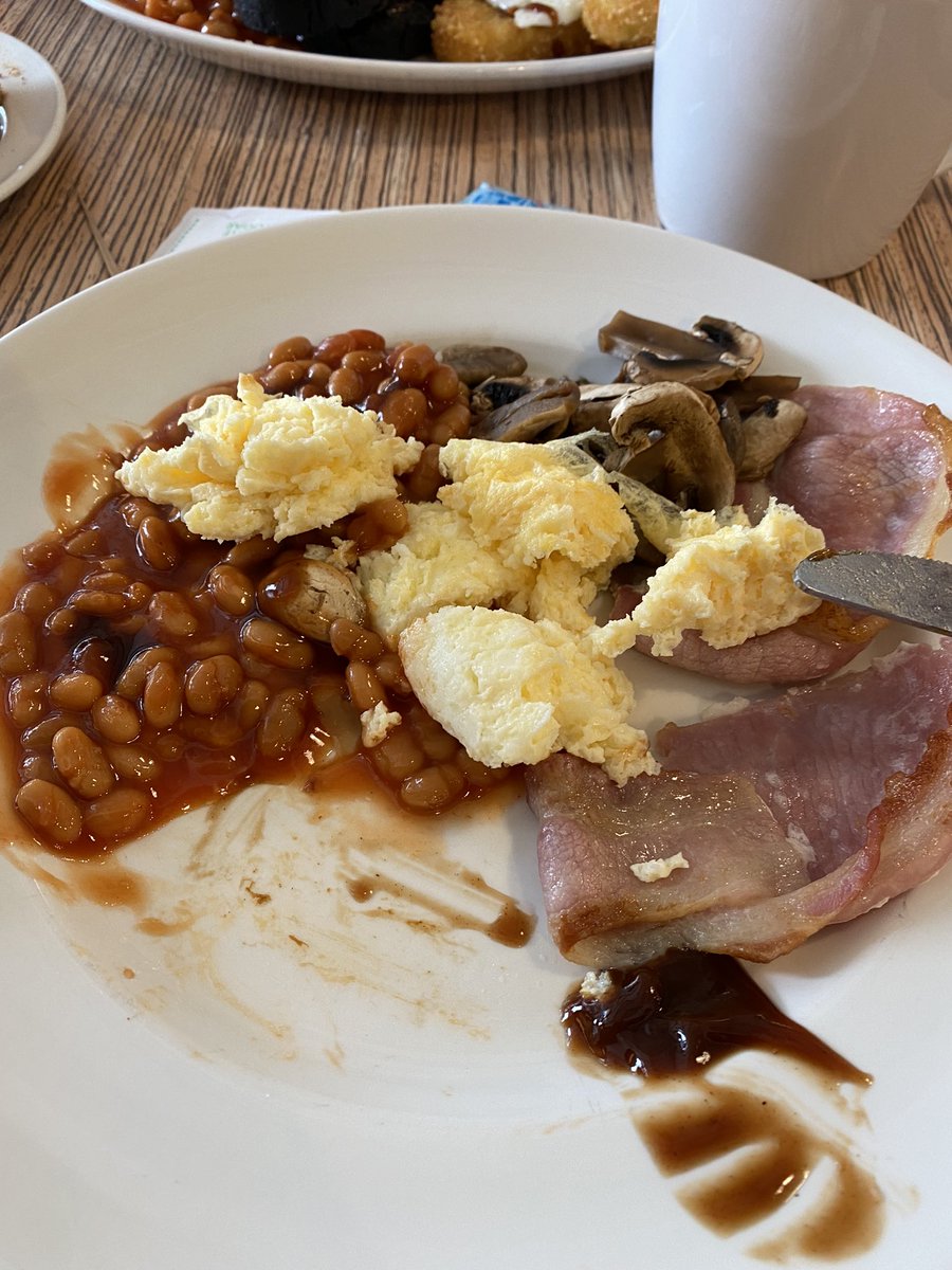 Meeshy1's tweet photo. @AsdaServiceTeam Saw your £5 19 piece breakfast deal and thought great! Had to build my own (Keto diet) - Sausages DRY Bacon HADNT SEEN HEAT Beans COLD Mushrooms DRY BLAND Egg BLAND OVERDONE - Never Ever Again - Refundable! Best Bit - Bottle of Water. https://t.co/P06KoQGN0T