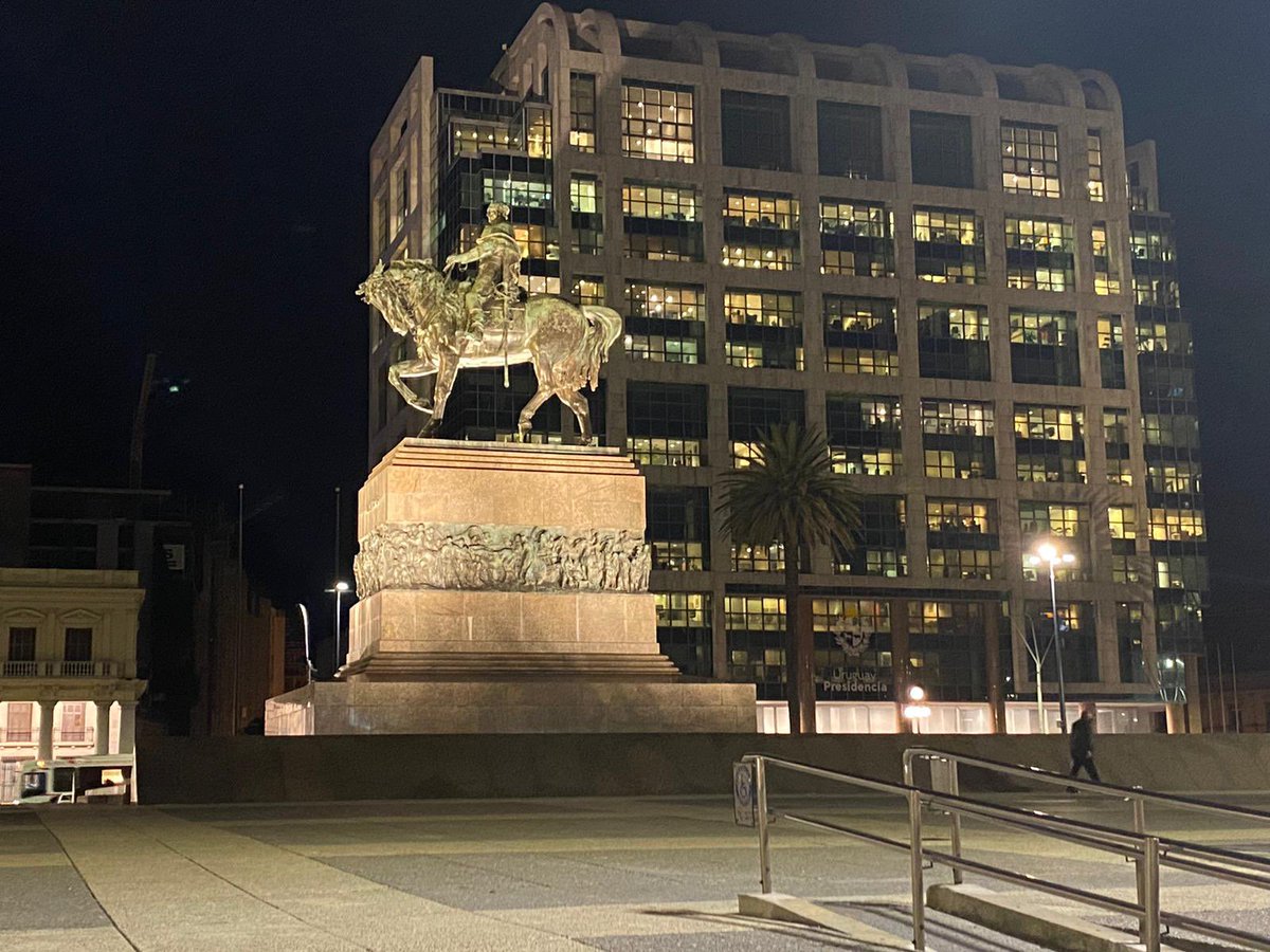 “…va alumbrando con su voz la oscuridad…”