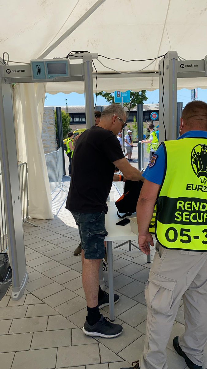dafnareif's tweet photo. בדיקות קפדניות, כמעט כמו בקניון בארץ
#EURO2020 https://t.co/L7ilN8XsRe