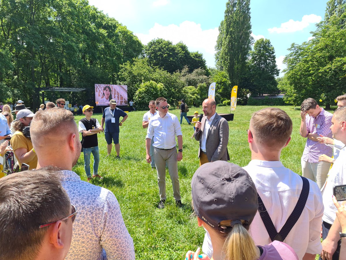 Piotr_Drac's tweet photo. Dziś w Warszawie na Polach Mokotwoskich brałem udział w inauguracji letniej kampanii objazdowej w ramach #Polska2050 wraz z posłami #Polska2050 oraz z gośćmi jak np. @FijoKonrad . Jest Energia i Moc!
@HannaGillPiatek @joannamucha @tzimoch @ProfMaksymowicz @hennigkloska https://t.co/VSHTHbKTX3
