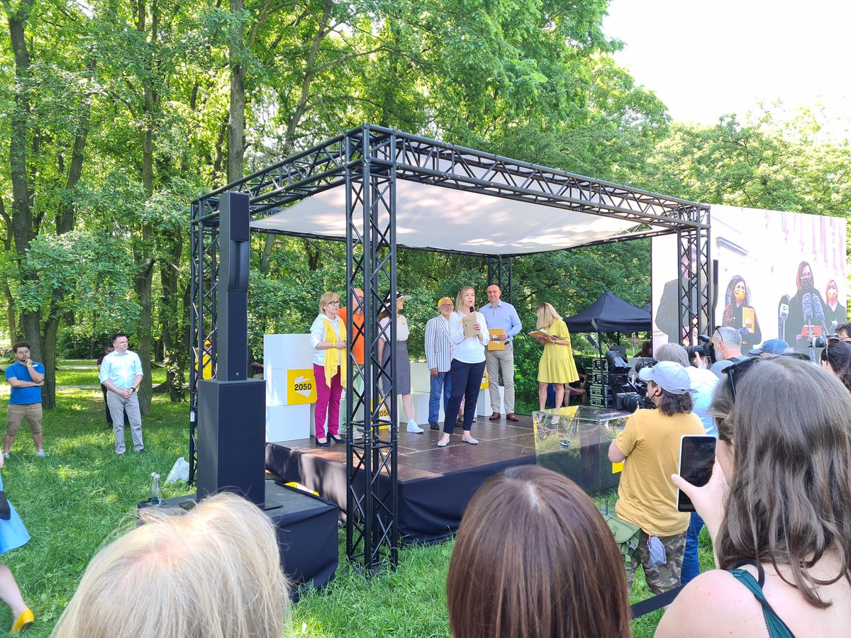 Piotr_Drac's tweet photo. Dziś w Warszawie na Polach Mokotwoskich brałem udział w inauguracji letniej kampanii objazdowej w ramach #Polska2050 wraz z posłami #Polska2050 oraz z gośćmi jak np. @FijoKonrad . Jest Energia i Moc!
@HannaGillPiatek @joannamucha @tzimoch @ProfMaksymowicz @hennigkloska https://t.co/VSHTHbKTX3