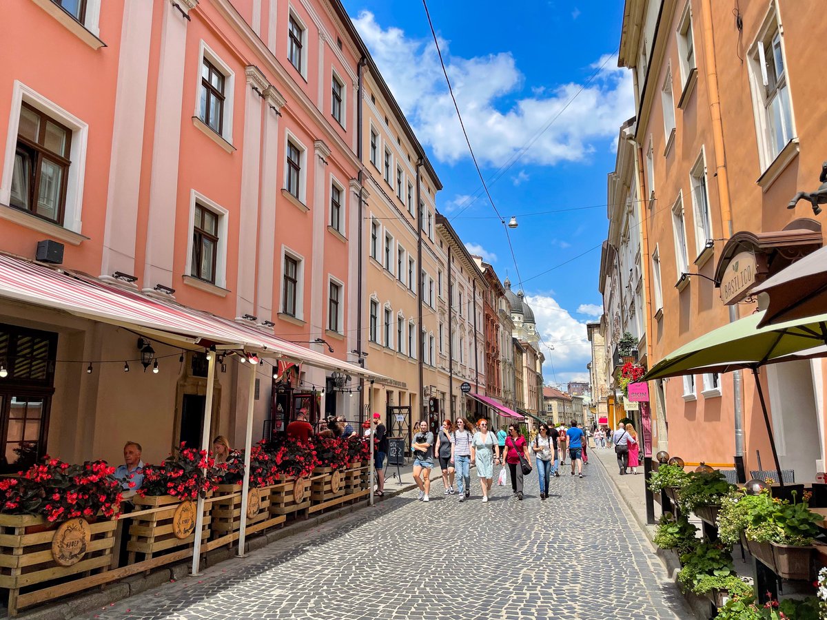 Uzivatel Noriko海外ノマド ウクライナ Na Twitteru ヨーロッパの雰囲気が色濃く感じられるリヴィウ お洒落 なストリートや壮麗な建築物が街の至る所で見られます 日差しは強いものの湿気がなく爽やかで過ごしやすいです 海外旅行 海外ノマド フリーランス